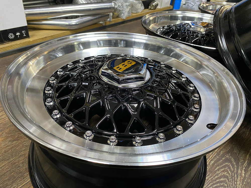 картинка Новые диски BBS RS R14 J6,5 ET25 4x100/4x114.3 черные с серебром от магазина  StreetTuning