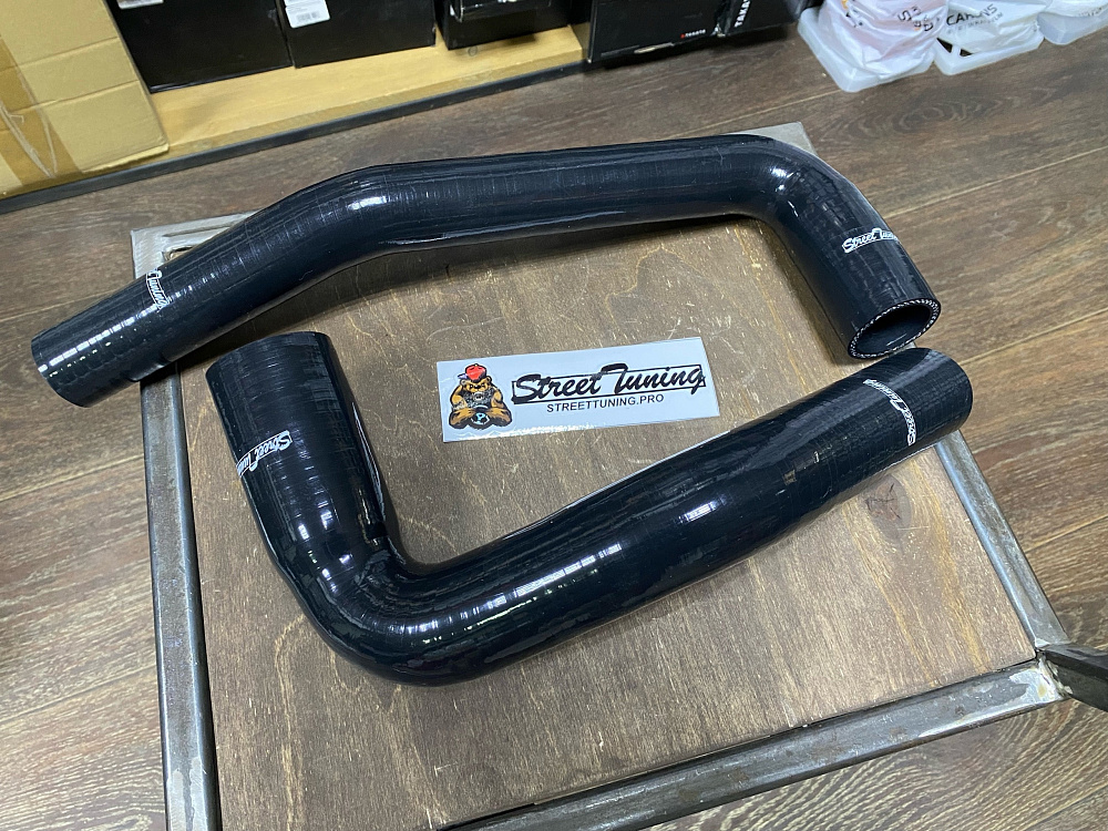 картинка Патрубки радиатора STREETTUNING для JEEP Wrangler YJ TJ 2.4-4.2 87-06 от магазина  StreetTuning