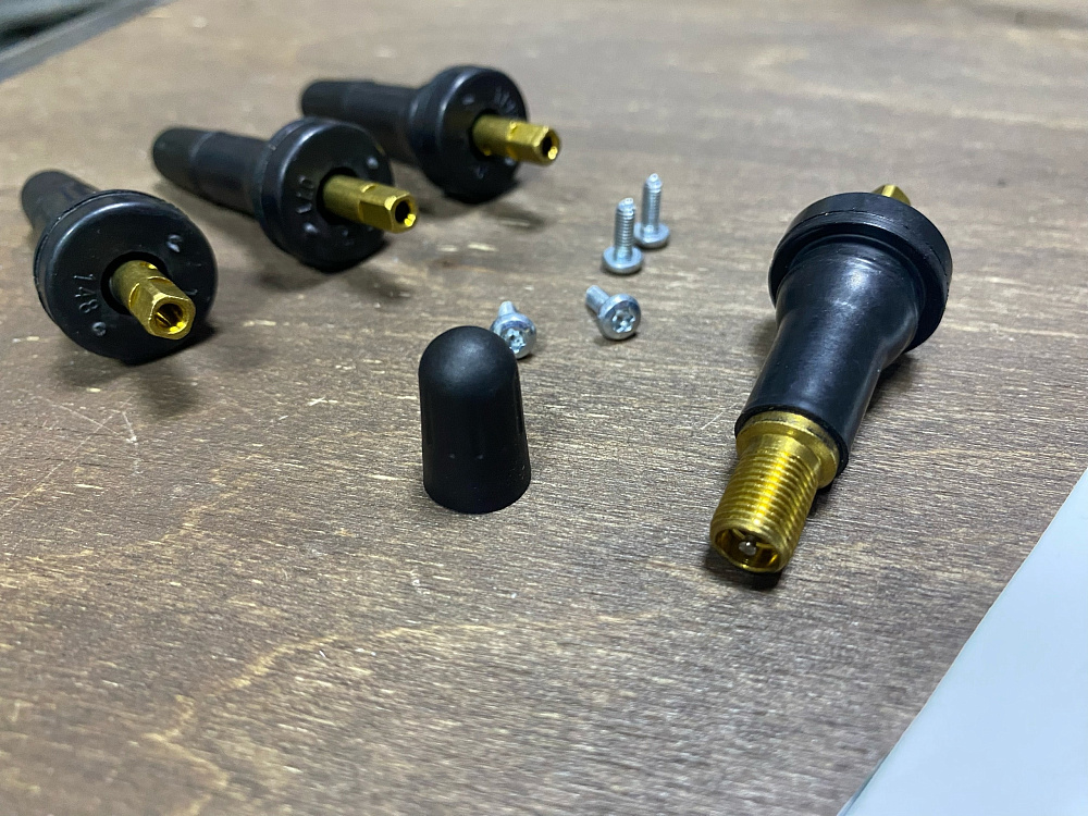 картинка Ниппели (вентили) под датчик, разборные TPMS-20, черные, 4 шт от магазина  StreetTuning