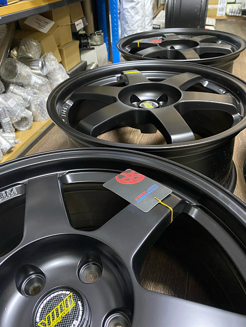 картинка Новые диски Rays TE37 R18 J8 ET35 5X120, черные матовые магазин  StreetTuning 