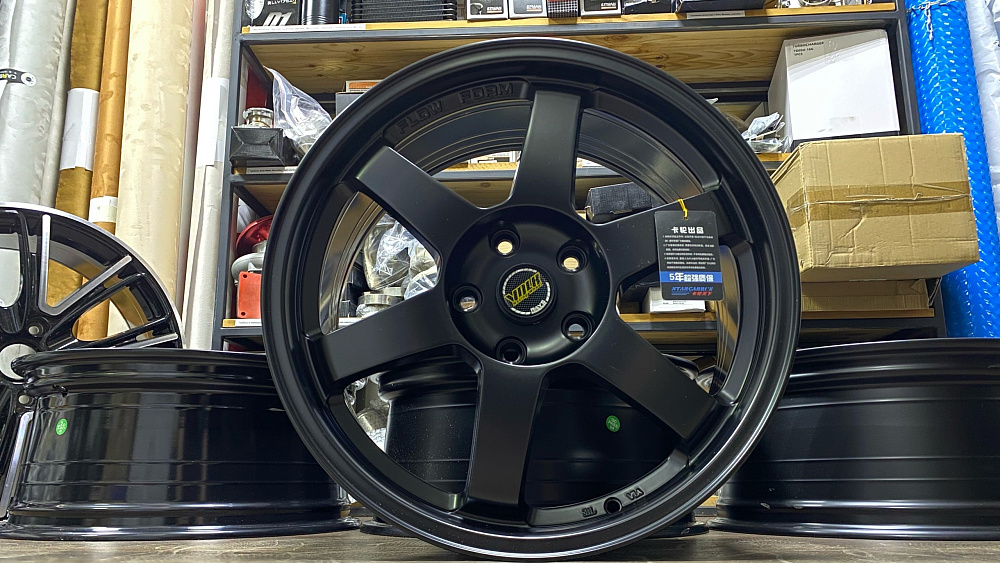 картинка Новые диски Rays TE37 R18 J8 ET35 5X120, черные матовые от магазина  StreetTuning