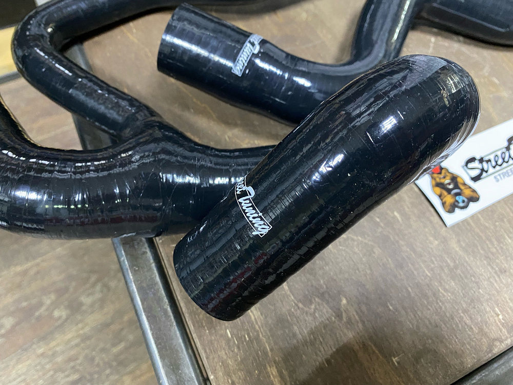 картинка Патрубки радиатора STREETTUNING для Mazda3 1.5L, 2004-2007 от магазина  StreetTuning