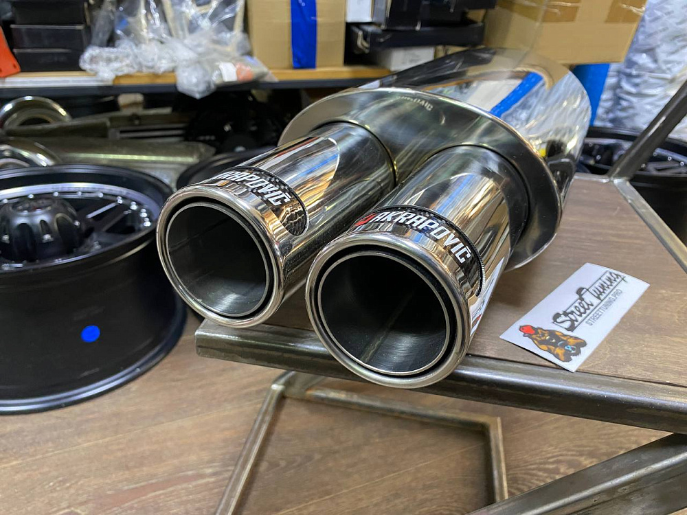 картинка Прямоточная банка Akrapovic, с двойным выходом. от магазина  StreetTuning
