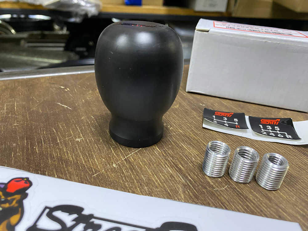 картинка Ручка КПП STI для Subaru OEM: ST35022ST070 "черная" 5-6MKПП от магазина  StreetTuning