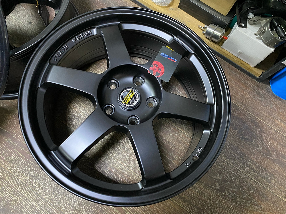 картинка Новые диски Rays TE37 R18 J8 ET35 5X120, черные матовые от магазина  StreetTuning