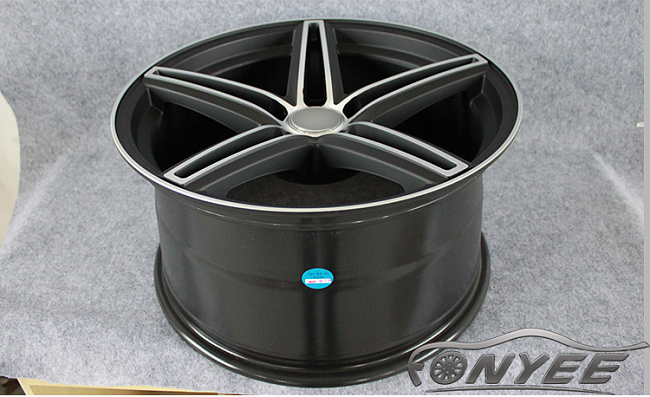 картинка Новые диски Vossen CV5 Replica R18 5X114,3 ET35 J9,5 черный мат + серебро магазин  StreetTuning 
