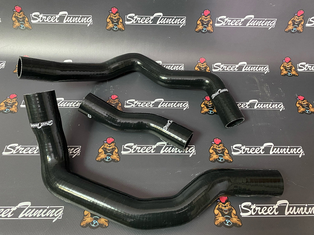 картинка Патрубки радиатора StreetTuning для Mini Cooper S JCW W11 1.6 R52 04-08/R53 01-06, черные 3 шт от магазина  StreetTuning