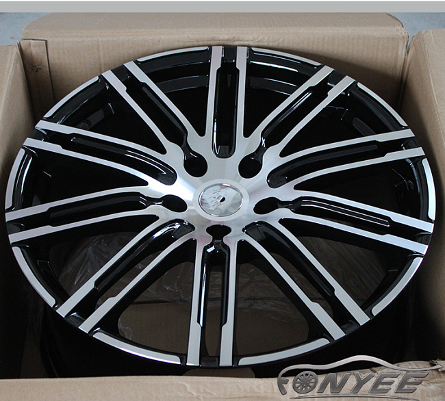 картинка Новые диски Porsche Macan wheels R20 5x130 ET45 J9,5 черный глянец + серебро магазин  StreetTuning 
