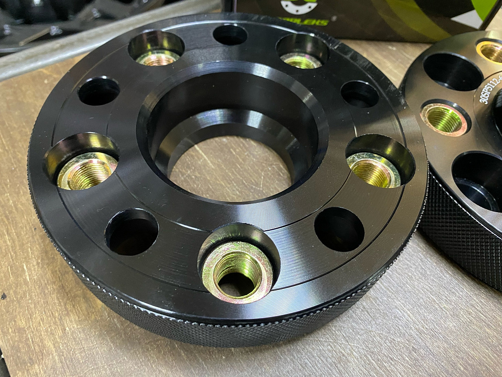 картинка Проставка Starleks 30 мм 5x112, FUT15x1.25 цо 66,6 Black от магазина  StreetTuning