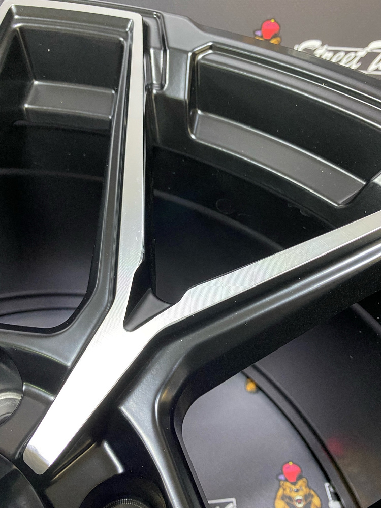картинка Новые диски FUEL 7046 R17 J9 ET(0) 6x139.7 Black + Silver цо 110.1 от магазина  StreetTuning
