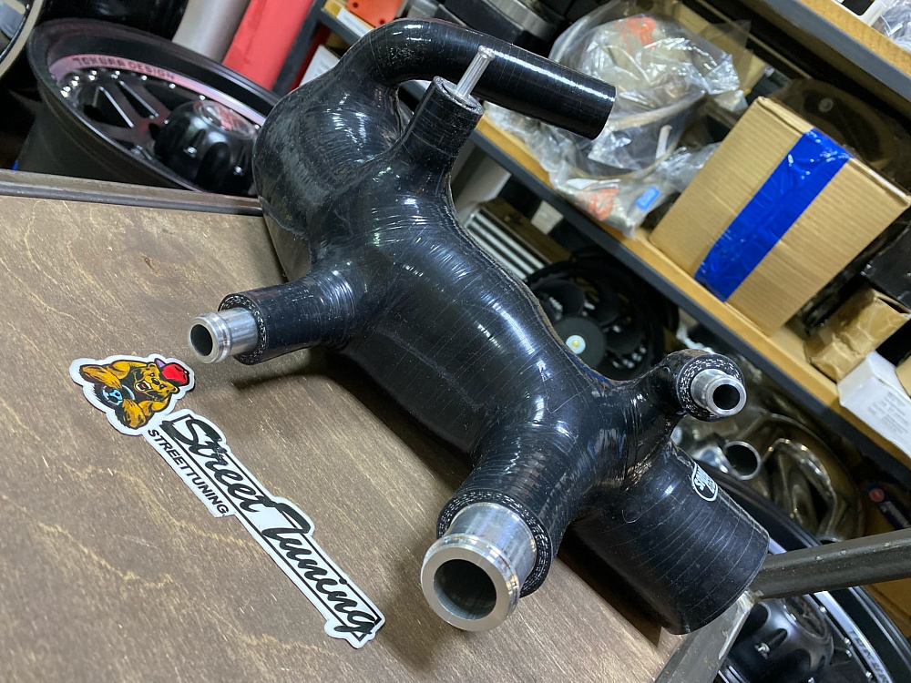 картинка Патрубок турбины Samco Sport для Subaru Impreza GC, Forester SF 3-4 ves черный от магазина  StreetTuning