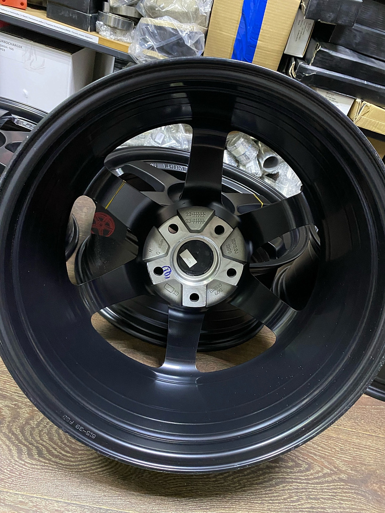 картинка Новые диски Rays TE37 R18 J8 ET35 5X120, черные матовые от магазина  StreetTuning