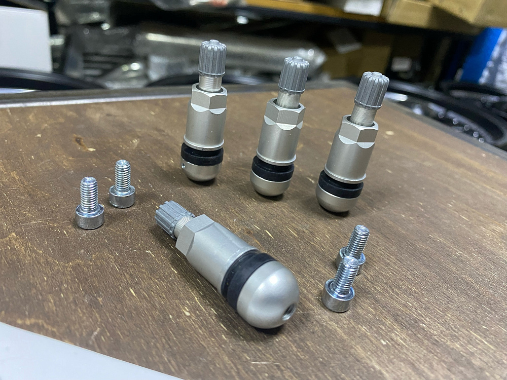 картинка Ниппели (вентили) под датчик, разборные TPMS-16, серые, 4 шт от магазина  StreetTuning