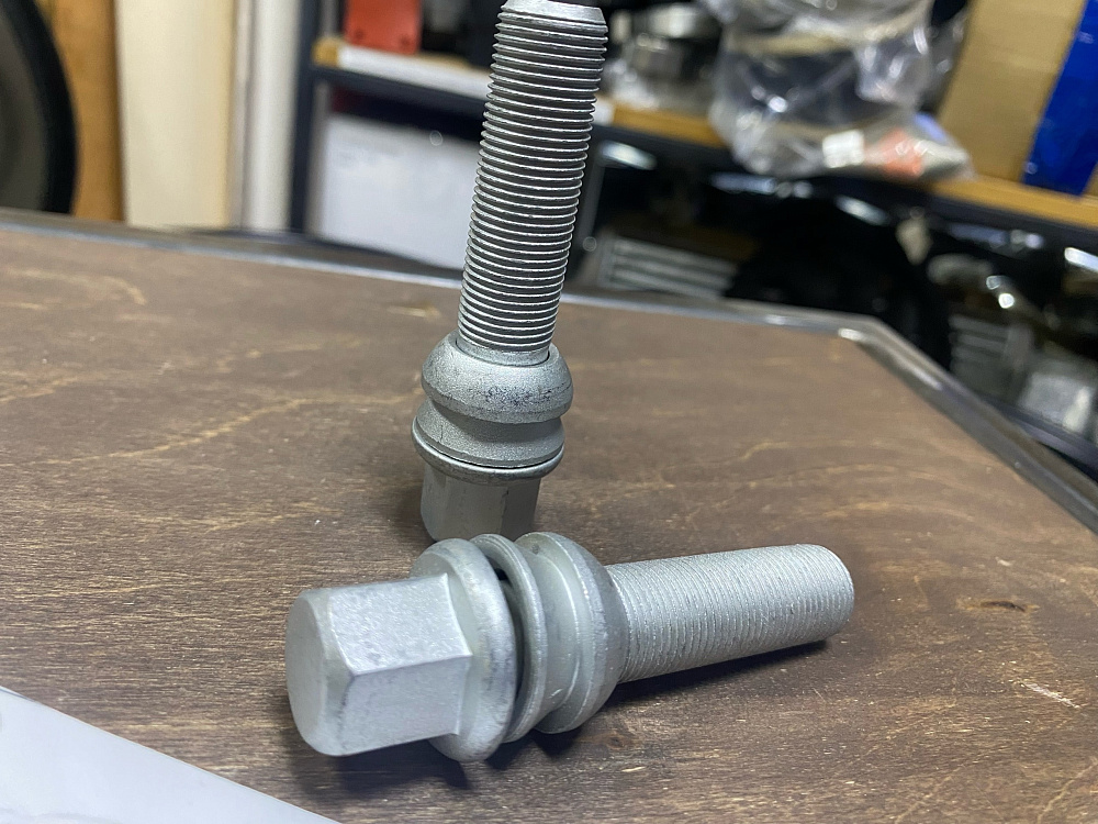 картинка Колесный болт Starleks M15x1.25 высота 45 мм, вращающаяся сфера,кл. 17 от магазина  StreetTuning