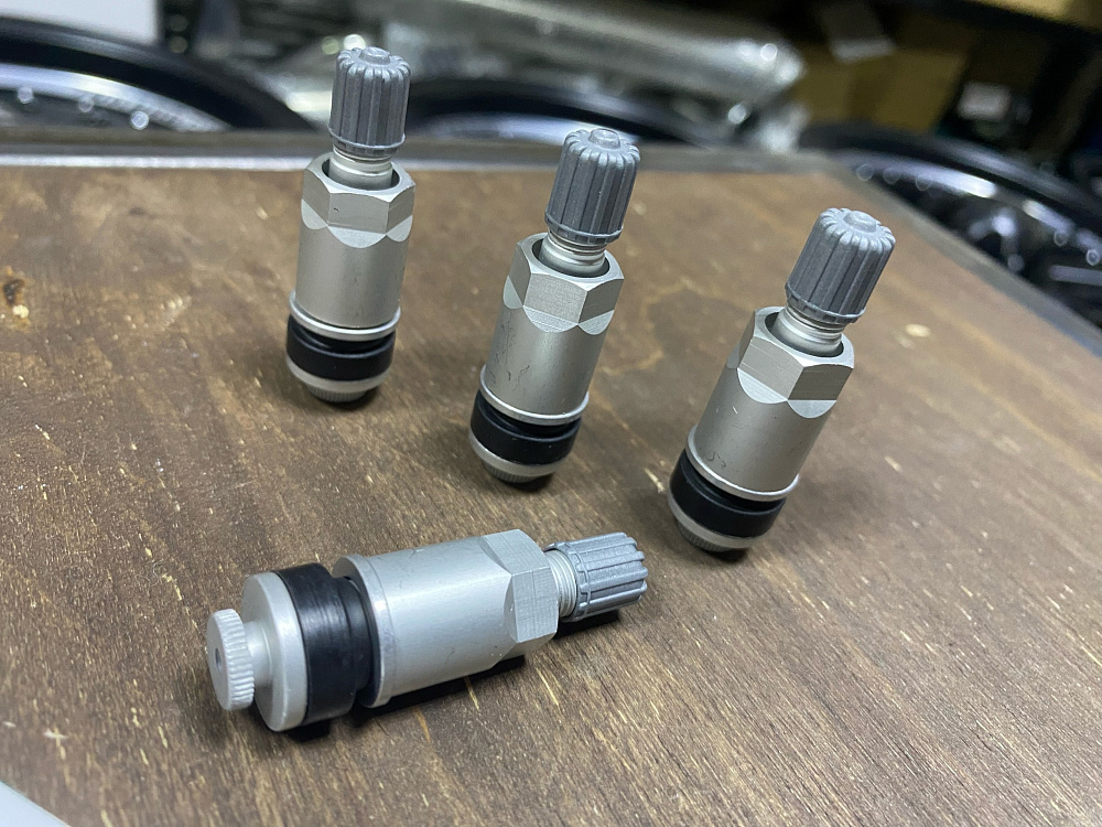картинка Ниппели (вентили) под датчик, разборные TPMS-24, серые, 4 шт от магазина  StreetTuning