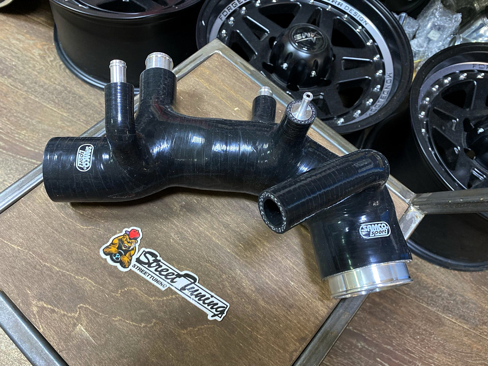 картинка Патрубок турбины Samco Sport для Subaru Impreza GC, Forester SF 3-4 ves черный от магазина  StreetTuning