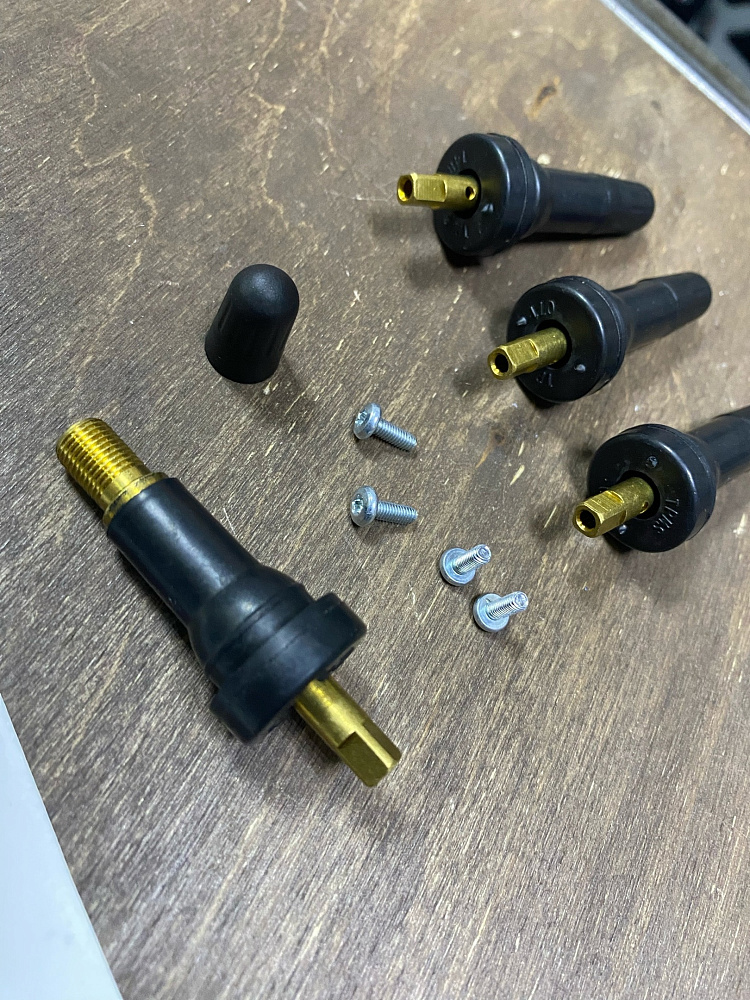 картинка Ниппели (вентили) под датчик, разборные TPMS-20, черные, 4 шт от магазина  StreetTuning