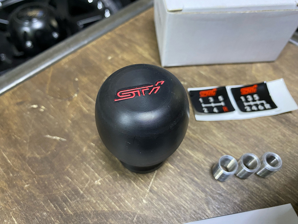 картинка Ручка КПП STI для Subaru OEM: ST35022ST070 "черная" 5-6MKПП от магазина  StreetTuning