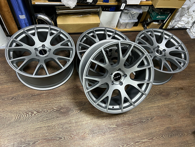 картинка Новые диски Hellcat SRT Syle R20 J9 ET18 5X114.3 серый мат магазин  StreetTuning 