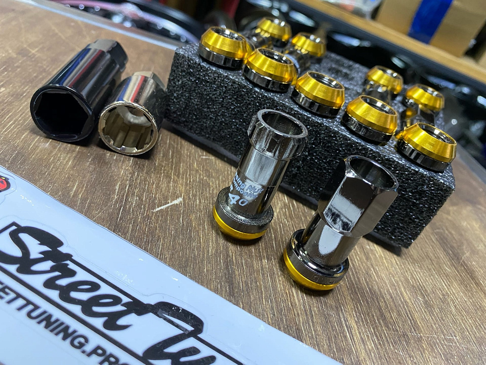 картинка Комплект гаек Kics Racing Composite R40 черные M12 x 1.25 от магазина  StreetTuning